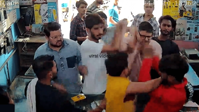 ghaziabad-viral-video-punches-thrown-as-thrashing-erupts-between-customers-and-shopkeeper-allegedly-over-data-cable